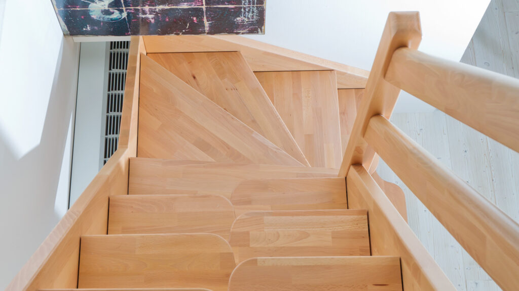 Scale in legno a Torino: soluzioni su misura per interni moderni e classici
