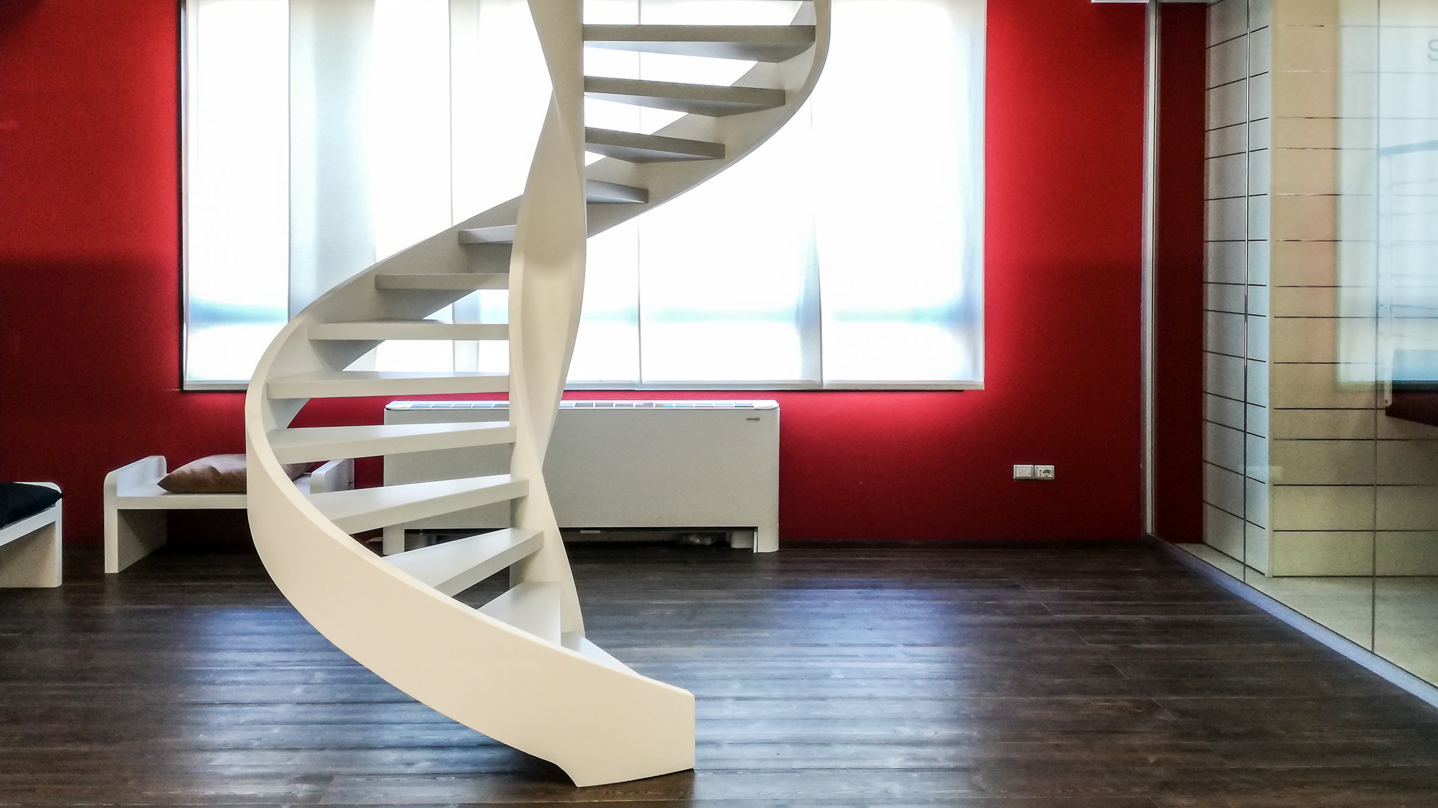 Come una scala può trasformare completamente un open space
